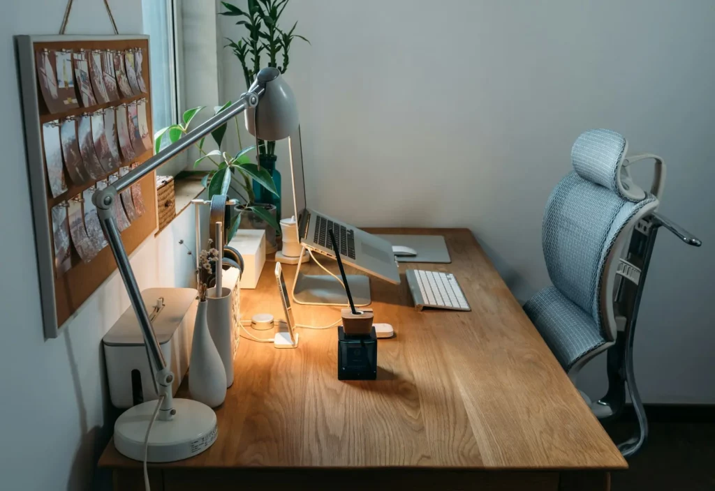 Poste de travail ergonomique en bureau pour prévenir les troubles musculo-squelettiques (TMS)