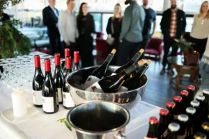 pot d’entreprise avec bouteilles de vin illustration du risque alcool au travail et de la responsabilité de l’employeur